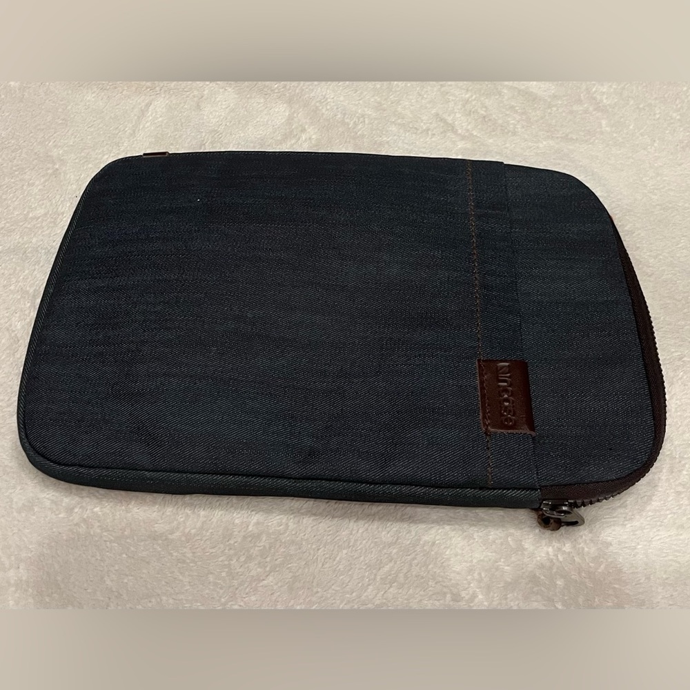 Incase 11” laptop case